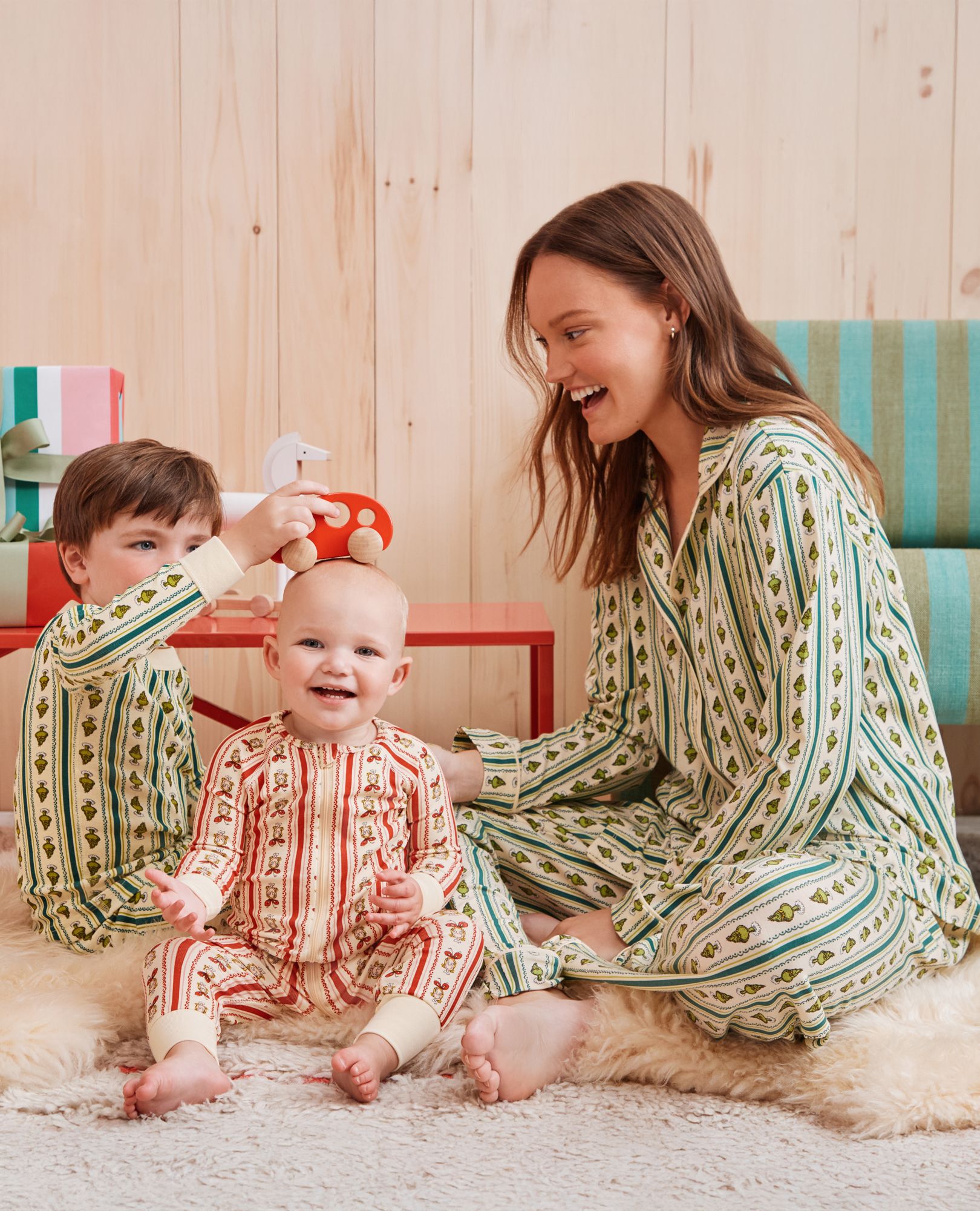 Dr. Seuss Grinch HannaSoft™ Stretch Sleeper in Cindy Lou Wallpaper - main