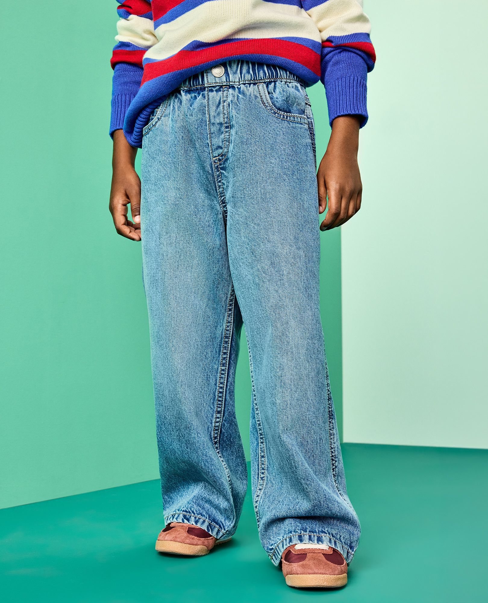 Loose Fit Jeans in Light-Medium Wash - main