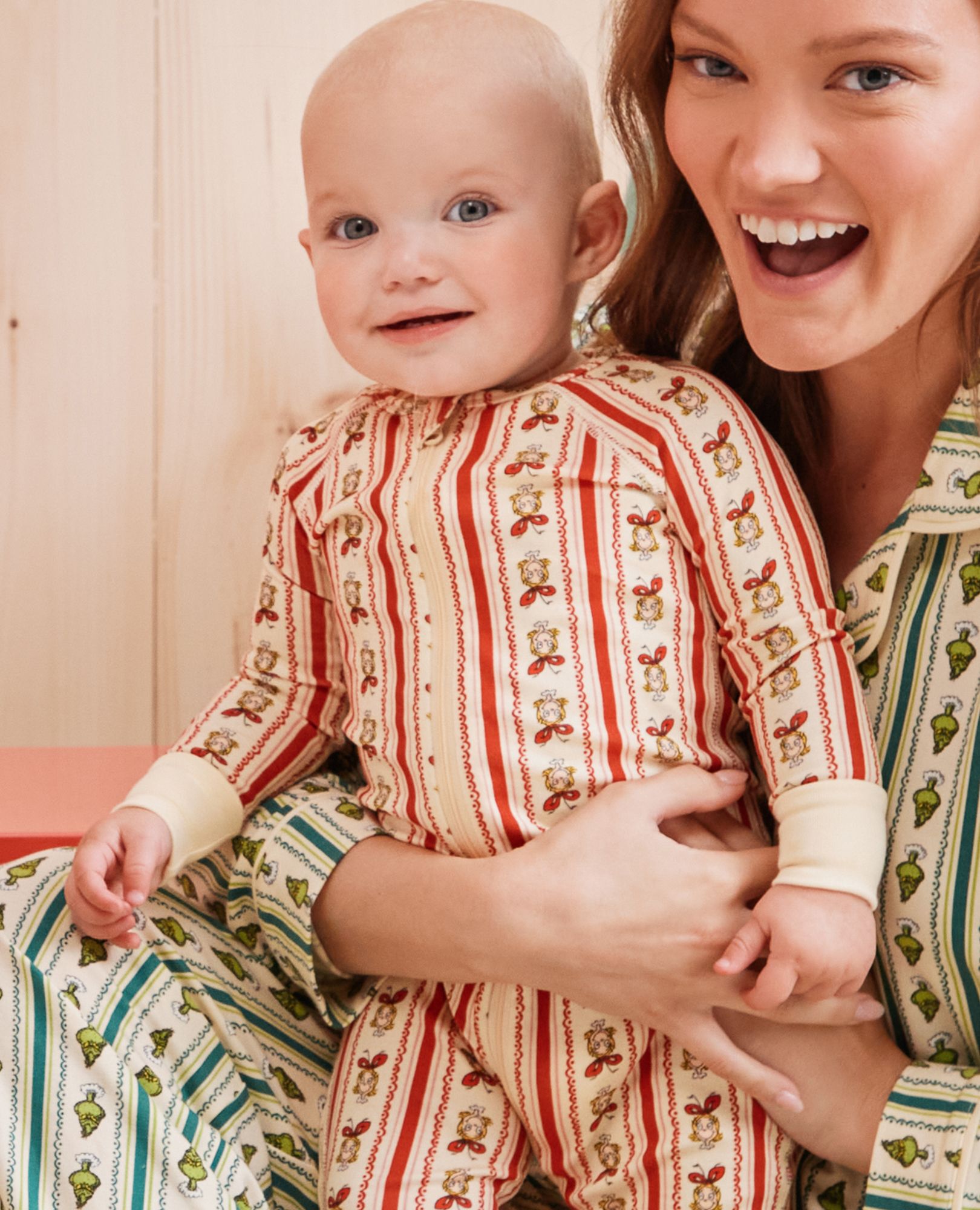 Dr. Seuss Grinch HannaSoft™ Stretch Sleeper in Cindy Lou Wallpaper - main