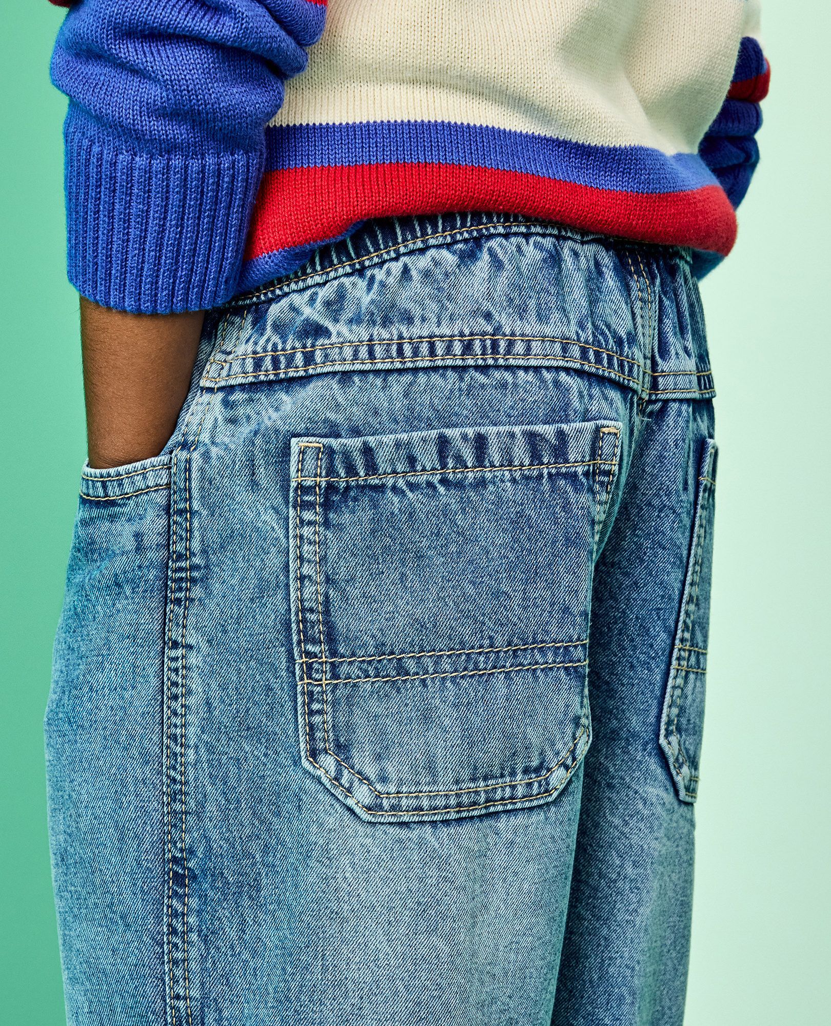 Loose Fit Jeans in Light-Medium Wash - main