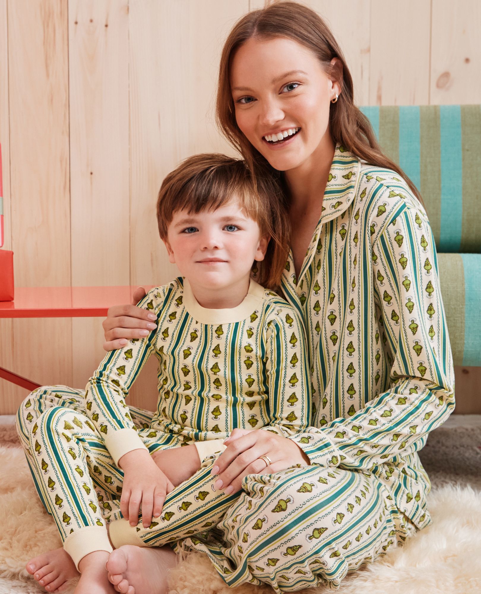 Women's Dr. Seuss Grinch HannaSoft™ Long Sleeve Pajama Set in Grinch Wallpaper - main