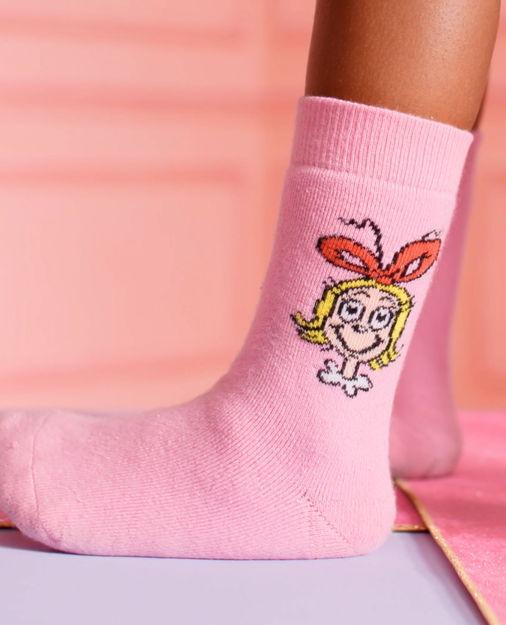 Video of child wearing Dr. Seuss Grinch Socks