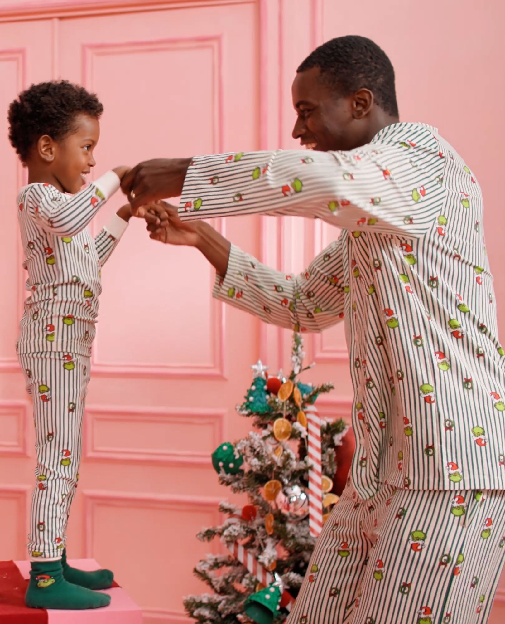 Video of child wearing Adult Dr. Seuss Grinch Long Sleeve HannaSoft™ Pajama Set